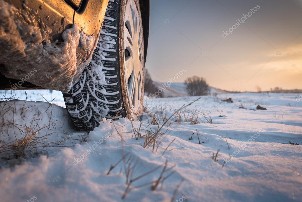 Winterreifen-Aktion – Reifen auf verschneiter Straße